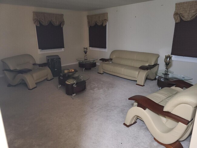 living area - 21 Montrose Ln