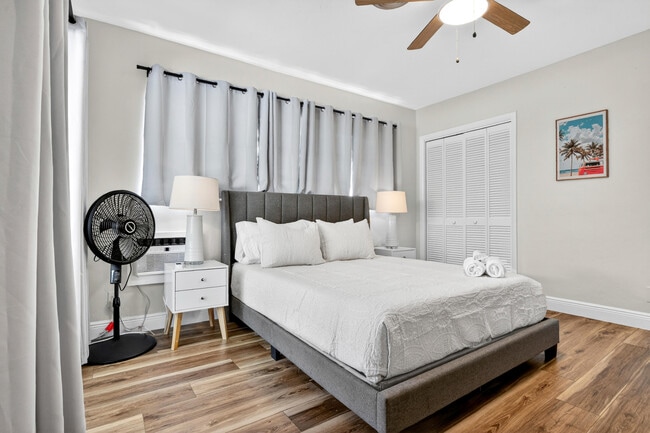 Building Photo - 1761 NE 55th St