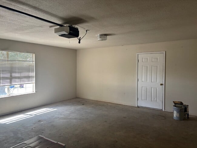 Building Photo - Two Bedroom 2 Full bath 11sqft Duplex for ...