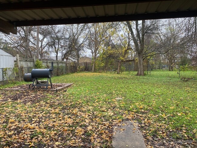 Building Photo - 3 BEDROOM NEAR BONHAM MIDDLE SCHOOL, EASY ...