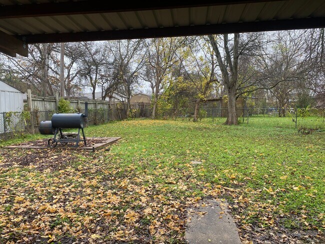 Building Photo - 3 BEDROOM NEAR BONHAM MIDDLE SCHOOL, EASY COMMUTE