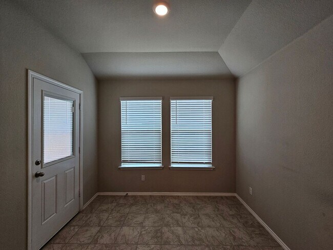 Building Photo - 1305 Lindsey Dr