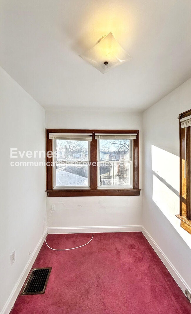 Building Photo - 3 Bed /1 Bath Townhome / Pet-Friendly / Vouchers Accepted / Available Now!