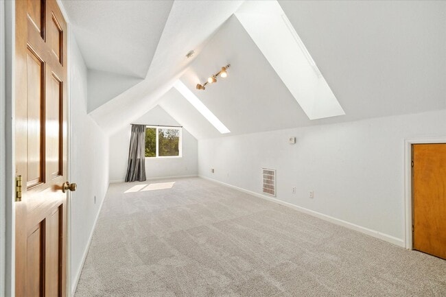 Building Photo - Spacious studio loft in the highly sought-...