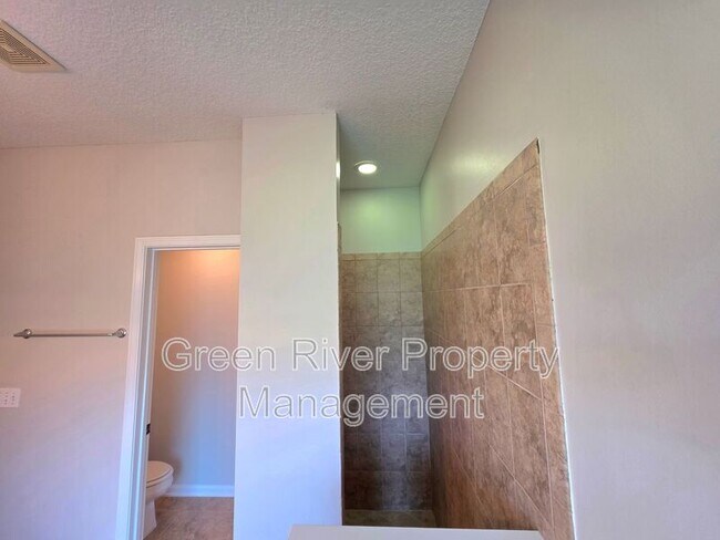 Building Photo - 824 Songbird Dr