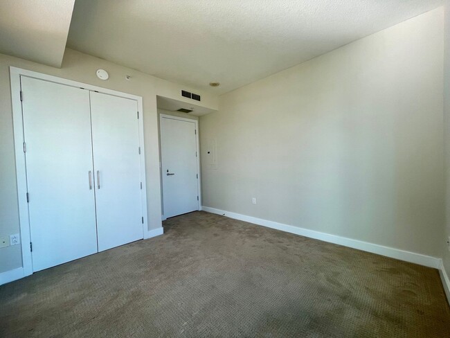 Building Photo - 2 Bedroom- 2 Bathroom Single Story Condo o...