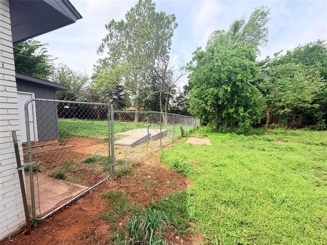 Building Photo - 3215 Oakwood Dr