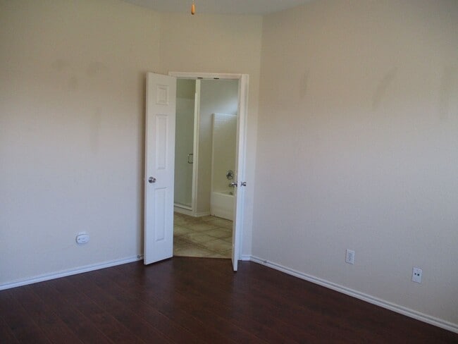 Building Photo - $1995 / 3br – 1648 ft2 - 3/2/2 w/Office ready to move in Brookville Estates (Forney)