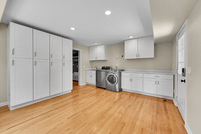 Building Photo - $6,850.00 - 5 Bedrooms, 3.5 Bathrooms, Sin...