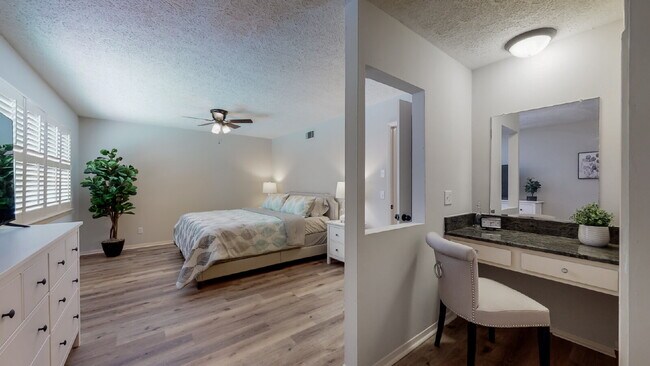 Building Photo - 5 Dorchester Ct