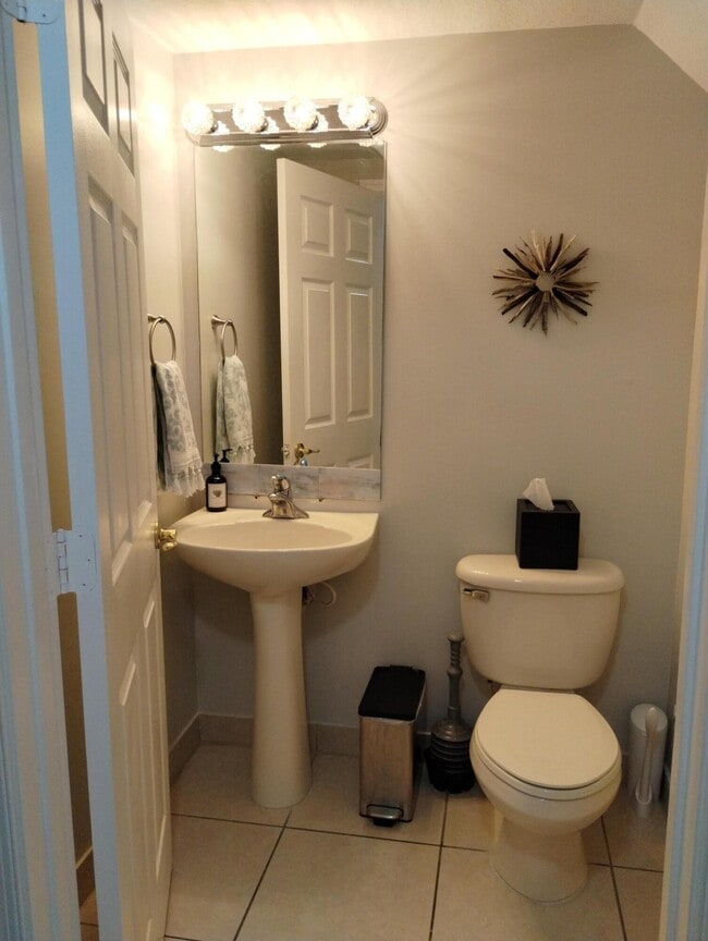 Building Photo - 2888 Hidden Hills Rd