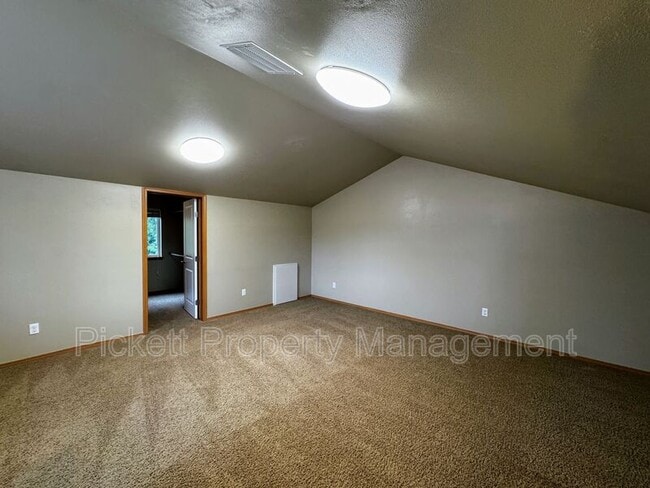 Building Photo - 136 NE Miramar Cir