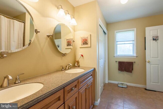 Building Photo - 4900 Hunt Field Dr