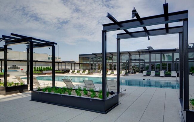 Building Photo - 825 W Blackhawk St