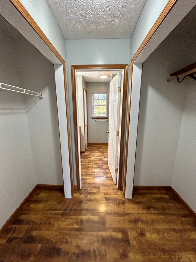 Building Photo - Beautiful 3 level home on a quiet cul-de-sac in Greenbrier Knolls--AVAILABLE NOW!!!!