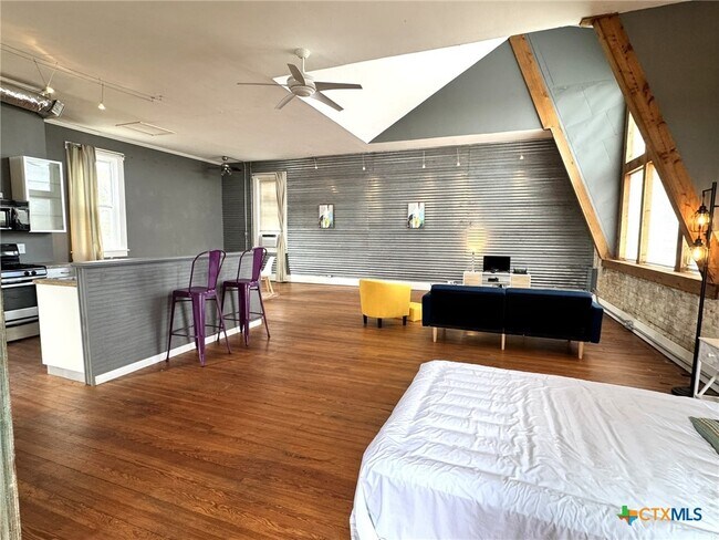 Building Photo - 103 W Walnut St