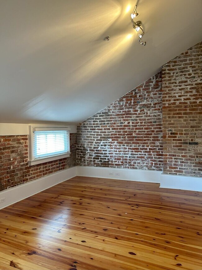 Building Photo - 802 St Charles Ave