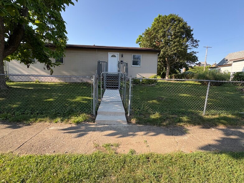 Building Photo - 663 Gibbard Ave