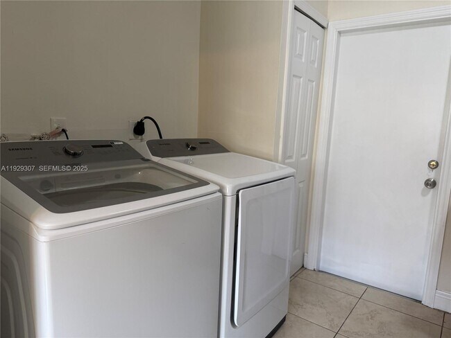 Building Photo - 6083 W Flagler St