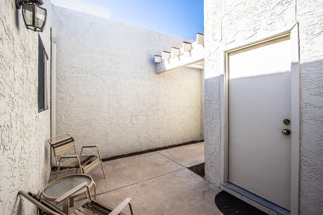 Building Photo - Beautiful Furnished patio home in Old Town Scottsdale, 2BR