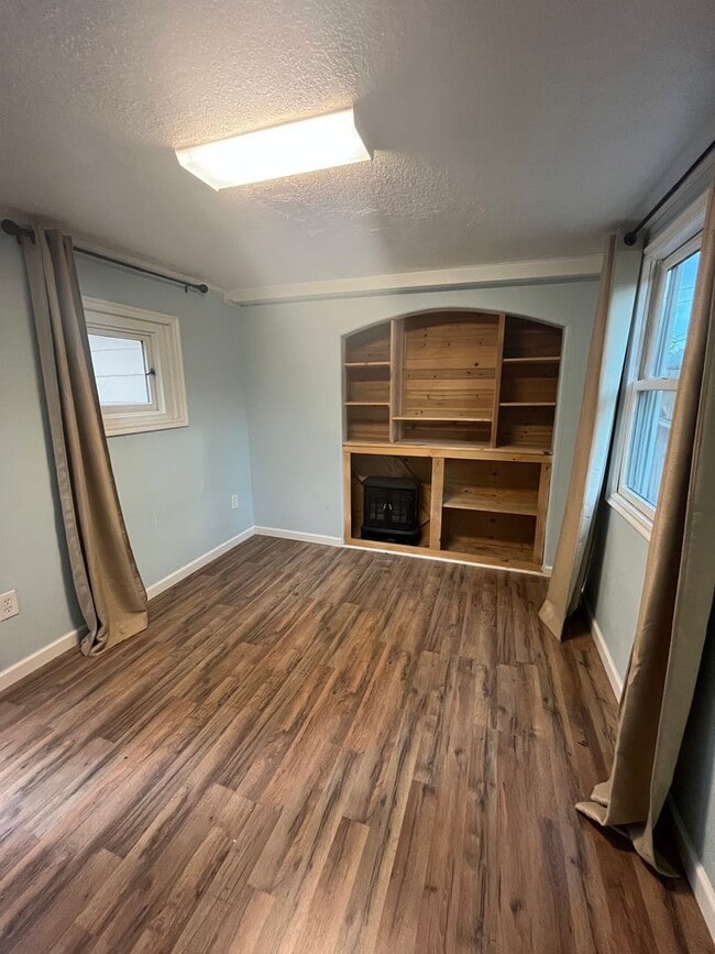 Building Photo - Beautiful Central Bench Home
