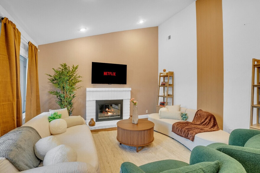 Building Photo - 5805 Silver Creek Valley Pl