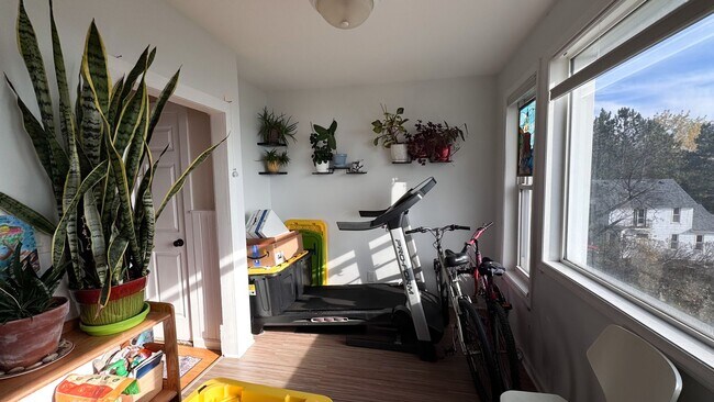 Building Photo - 1712 W 3rd St