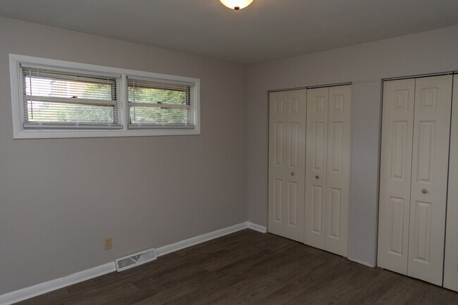 Building Photo - 404 N College St
