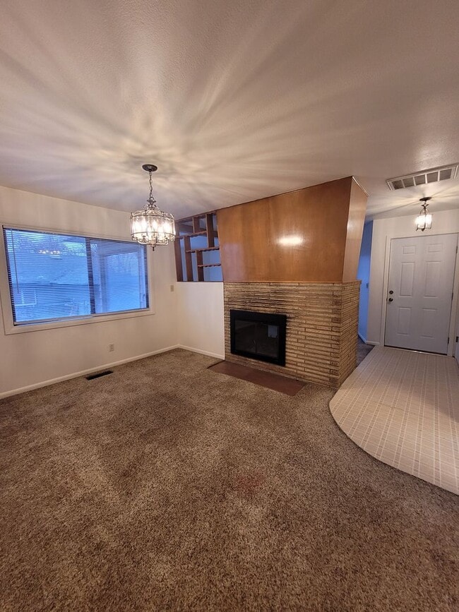 Building Photo - FREE DECEMBER RENT - New Interior Paint/ 1637 Sq Ft