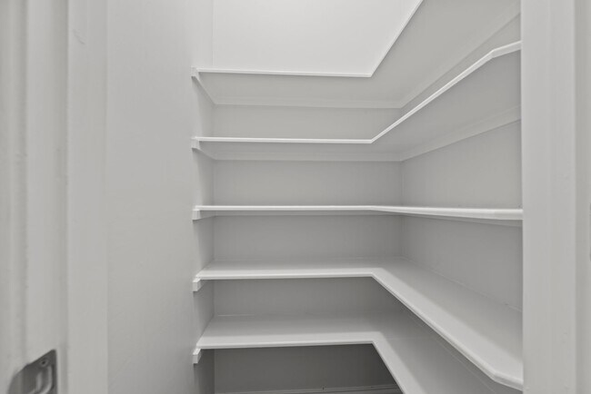 Building Photo - Spacious 3-Bedroom Home in Lakeshore with ...