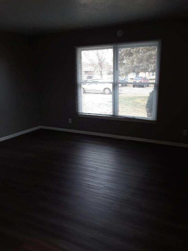 Building Photo - 2 bedroom 1.5 bath triplex