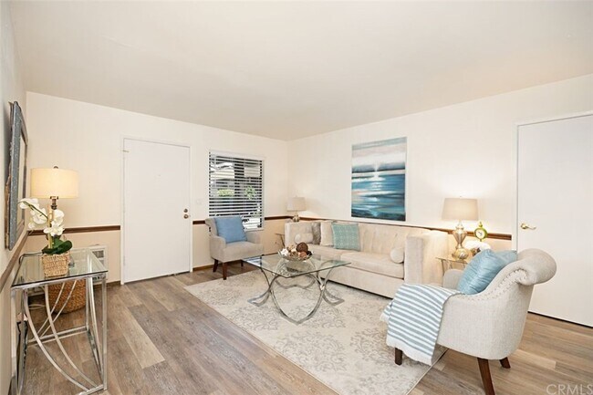 Building Photo - 323 Streamwood-