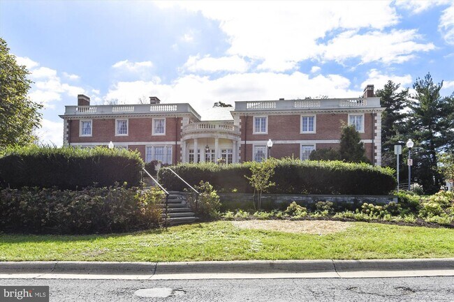 Building Photo - 10655 Montrose Ave