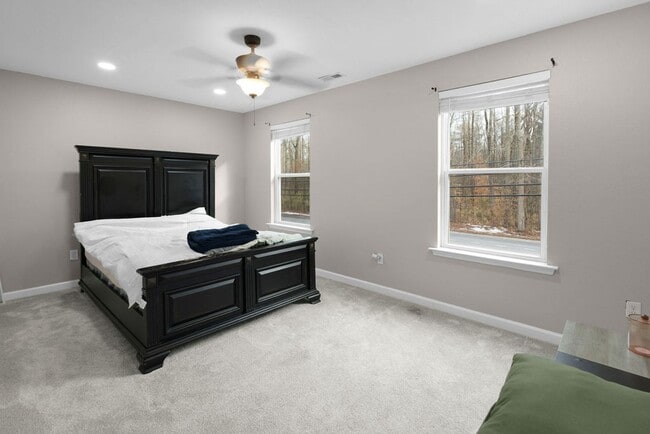 Building Photo - 4 Bed 2.5 Bath