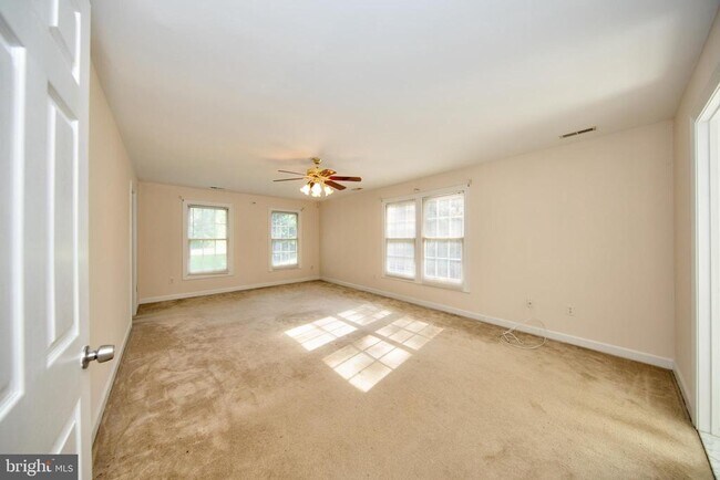 Building Photo - 210 King Johns Ct