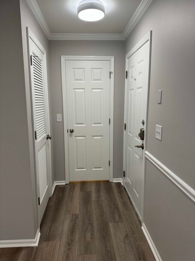 Building Photo - Beautifully Updated 1st Floor One Bedroom Condo at The Reserve at Woodbridge-Near Shopping & Medi...