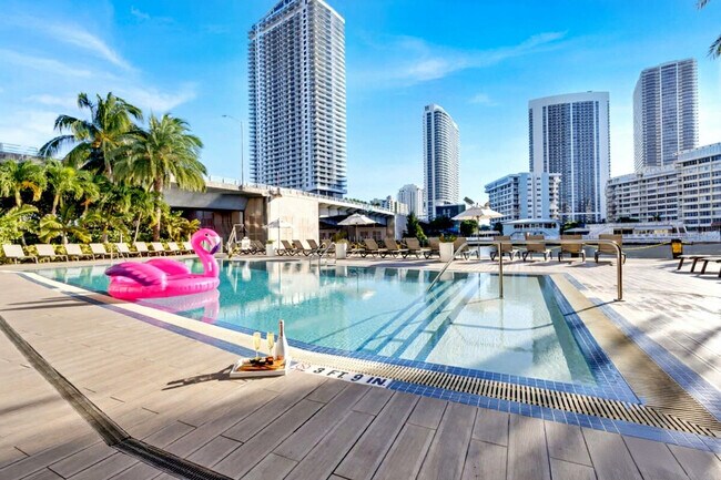 Building Photo - 2602 E Hallandale Beach Blvd