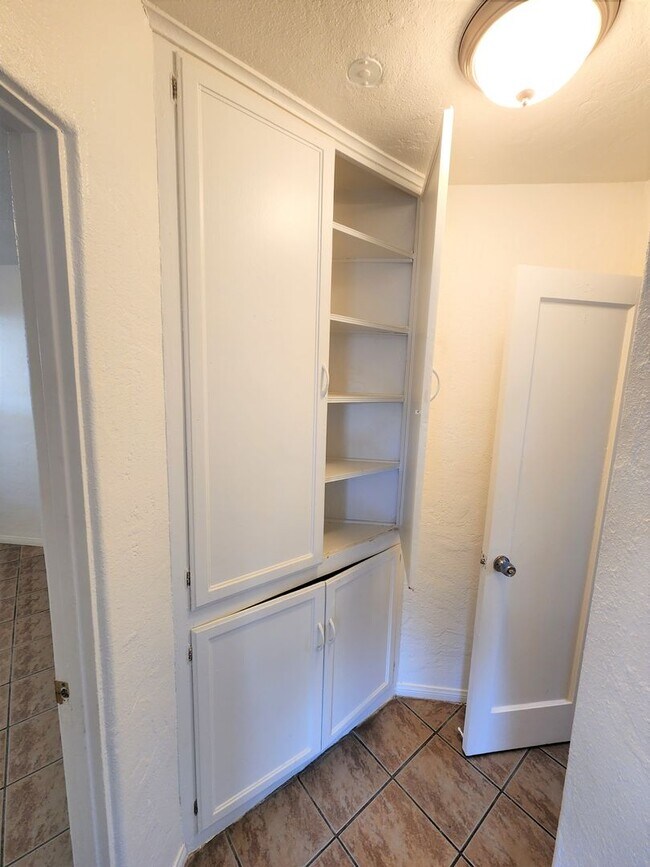 Building Photo - LARGE 1 BEDROOM WITH PRIVATE PATIO