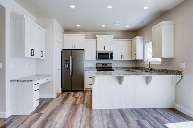 Building Photo - Beautiful Townhome in Cedar City!