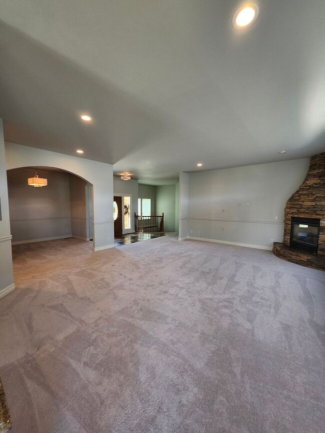 Building Photo - 718 Briarwood Dr