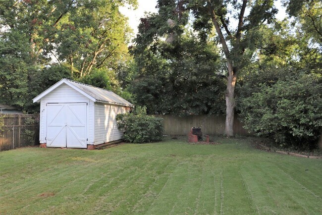 Building Photo - 2- Bedroom Bungalow Beauty