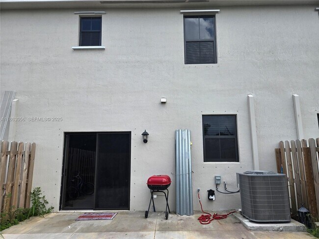 Building Photo - 490 NE 12th St