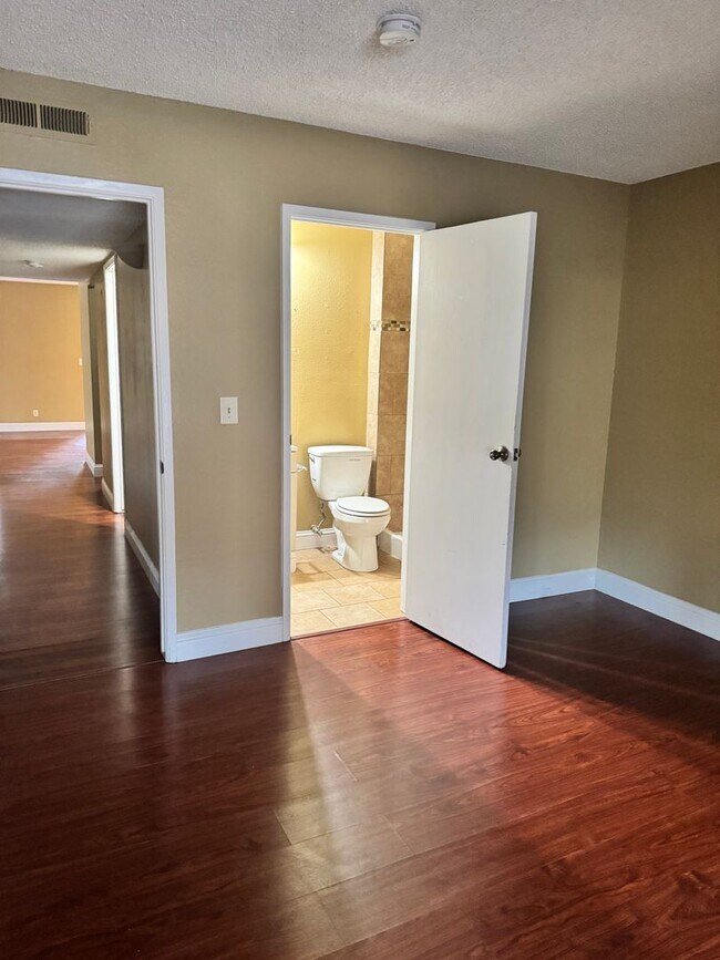 Building Photo - 4814 E Rialto Ave