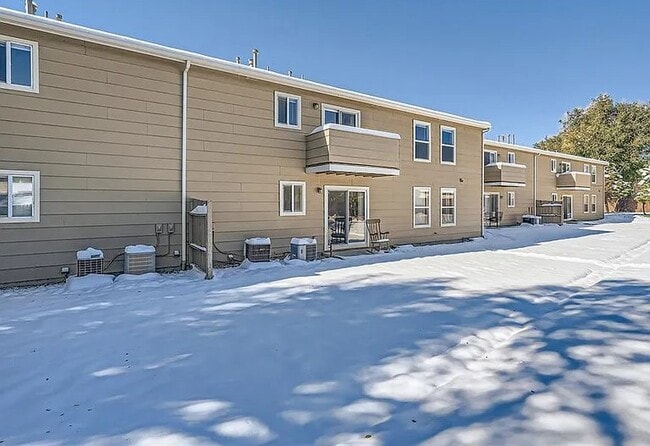 Building Photo - Townhouse Eller Grove