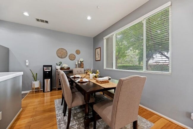 Building Photo - Beautiful 3 bedroom townhouse available fo...