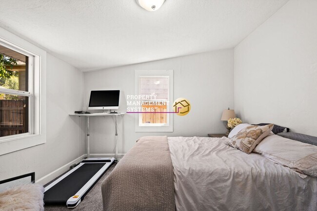 Building Photo - 3 Bedroom Salt Lake Bungalow For Rent