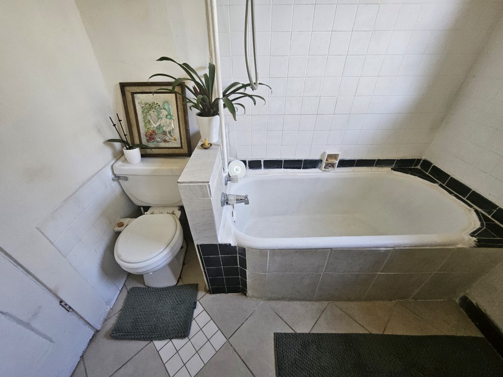 Building Photo - 1442 Lake Shore Ave