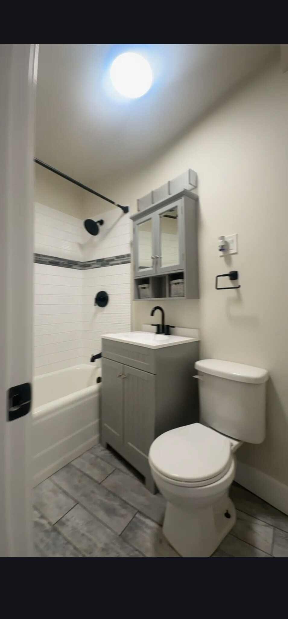 Building Photo - 3824 N Greenview Ave