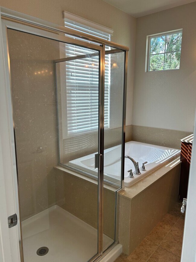 Building Photo - **READY FOR MOVE IN** Somersett Townhome