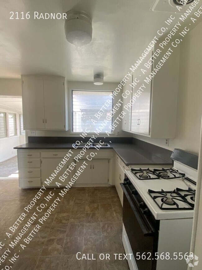 Building Photo - 2 Bedroom House with Remodeled Kitchen New...